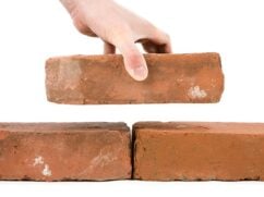 Ściana jednowarstwowa czy dwuwarstwowa? Porównanie technologii