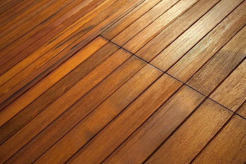 Główne zagrożenia dla podłogi drewnianej