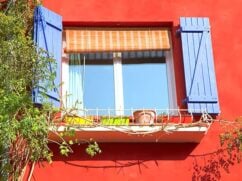 Okiennice w domu: rodzaje, parametry, zalety i wady okiennic