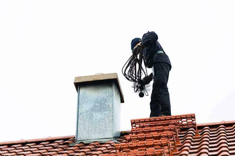 Stopnie kominiarskie na dachu domu