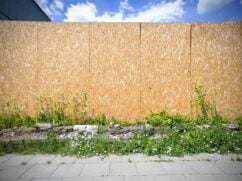 Płyta OSB na dom, podłogę i dach. Czym malować i zabezpieczyć OSB?
