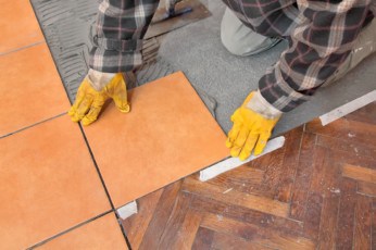 Łączenie materiałów na posadzce