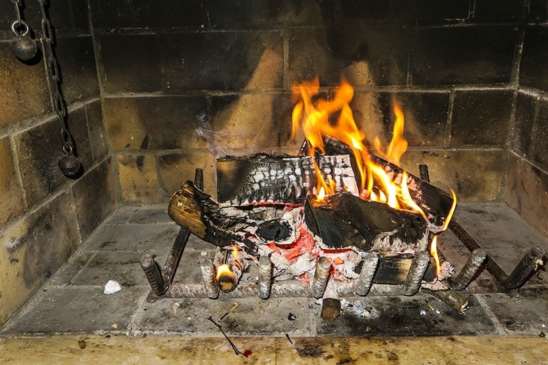 Czym palić w kominku?