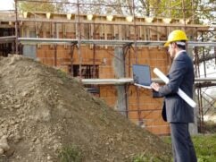 Woda na działce budowlanej: jak budować na podmokłej parceli?