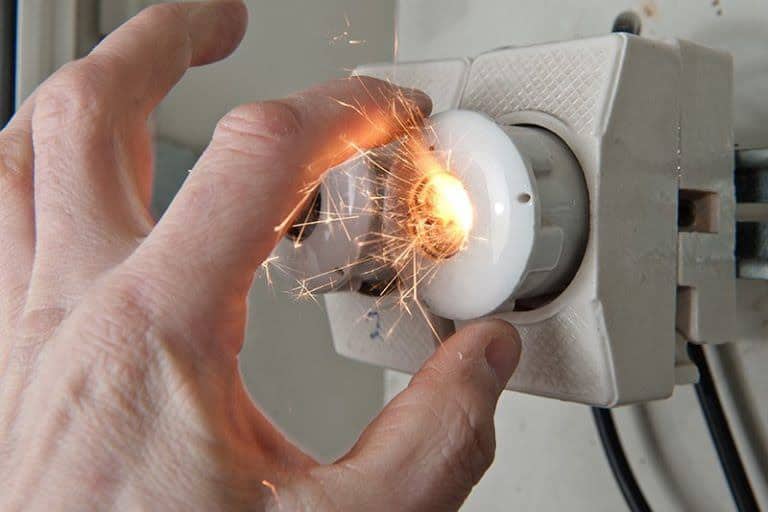 Drobne Naprawy Instalacji Elektrycznej Mogą Być Wykonywane Przez Pracownika Instalacja elektryczna w domu: przyłączenie, montaż [krok po kroku]