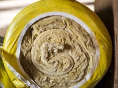 Wełna mineralna: skalna czy szklana [porównanie parametrów]