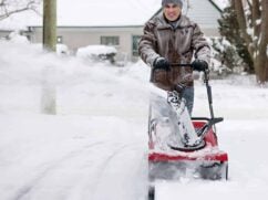 Odśnieżarka do śniegu: spalinowa z napędem czy elektryczna?
