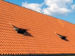 Dachówka mnich-mniszka: cena, wymiary i montaż [krok po kroku]