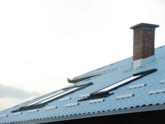 Obróbki blacharskie dachu: jak poprawnie je wykonać, ile kosztują?