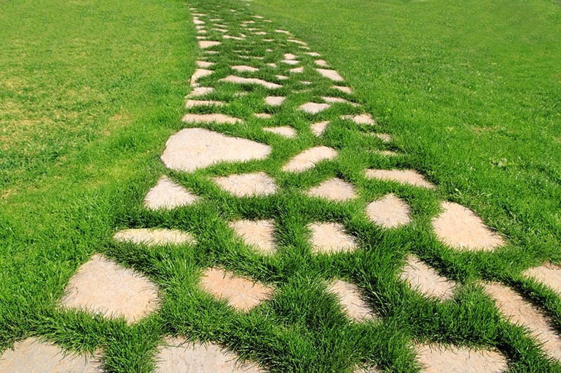 Czy płyty chodnikowe można układać bezpośrednio na trawie?