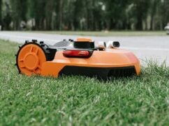 Robot koszący: ile kosztuje, jakie zalety ma automatyczna kosiarka
