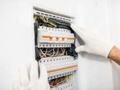 Rozdzielnia elektryczna: rodzaje, cena i montaż [krok po kroku]