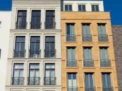 Balkon francuski: rodzaje, cena i montaż balkonu [krok po kroku]