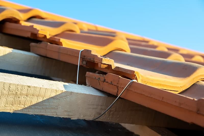 Niezwykła trwałość dachówek ceramicznych