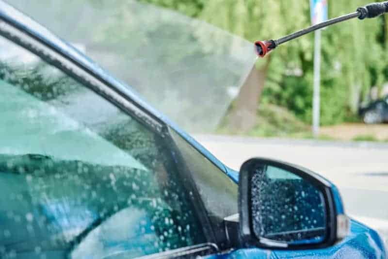 Myjka ciśnieniowa to niedocenione narzędzie przydatne w każdym domu