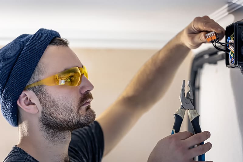 Z jakich elementów składa się instalacja elektryczna?