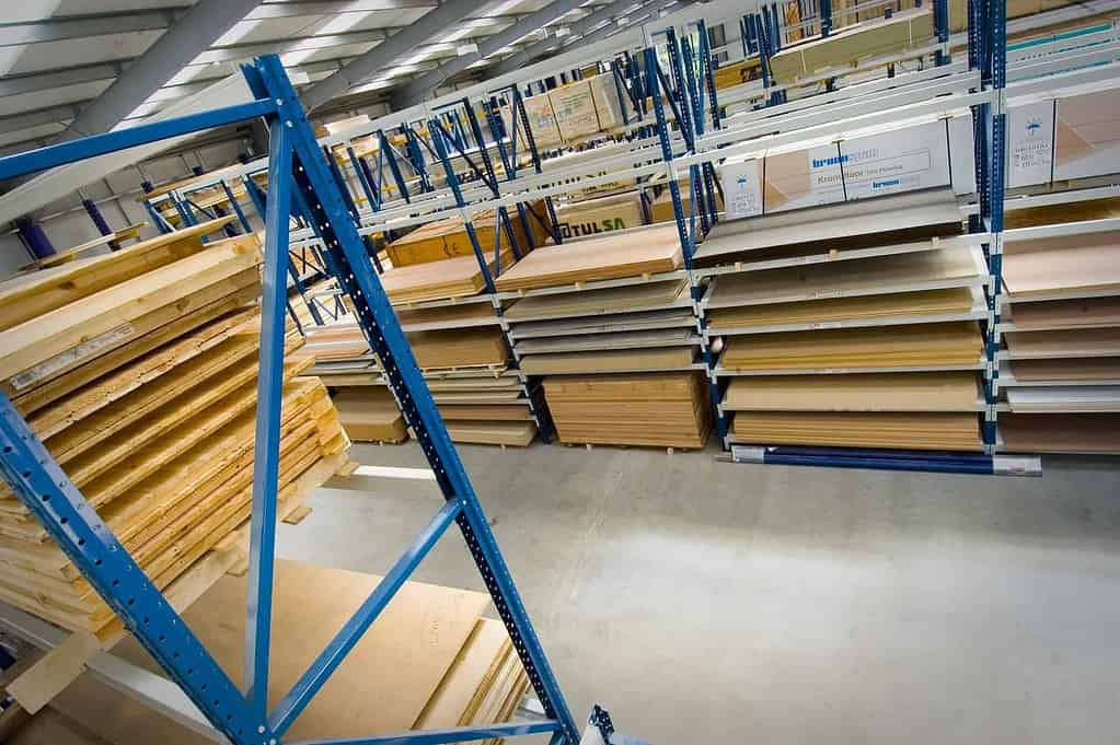 Podłoga z płyt OSB — jak zrobić? | BLOG BUDOWLANY Płyty OSB oraz inne rodzaje płyt znajdziesz w każdym sklepie z materiałami budowlanymi