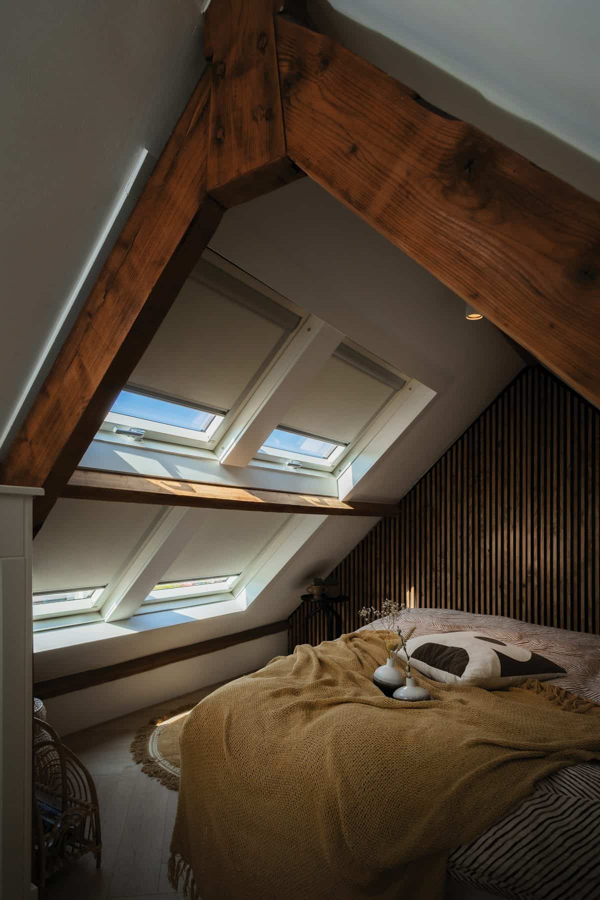 Sypialnia na poddaszu wymaga ochrony przed nagrzewaniem i jasnością, uciążliwą zwłaszcza w letnie poranki (fot. FAKRO)