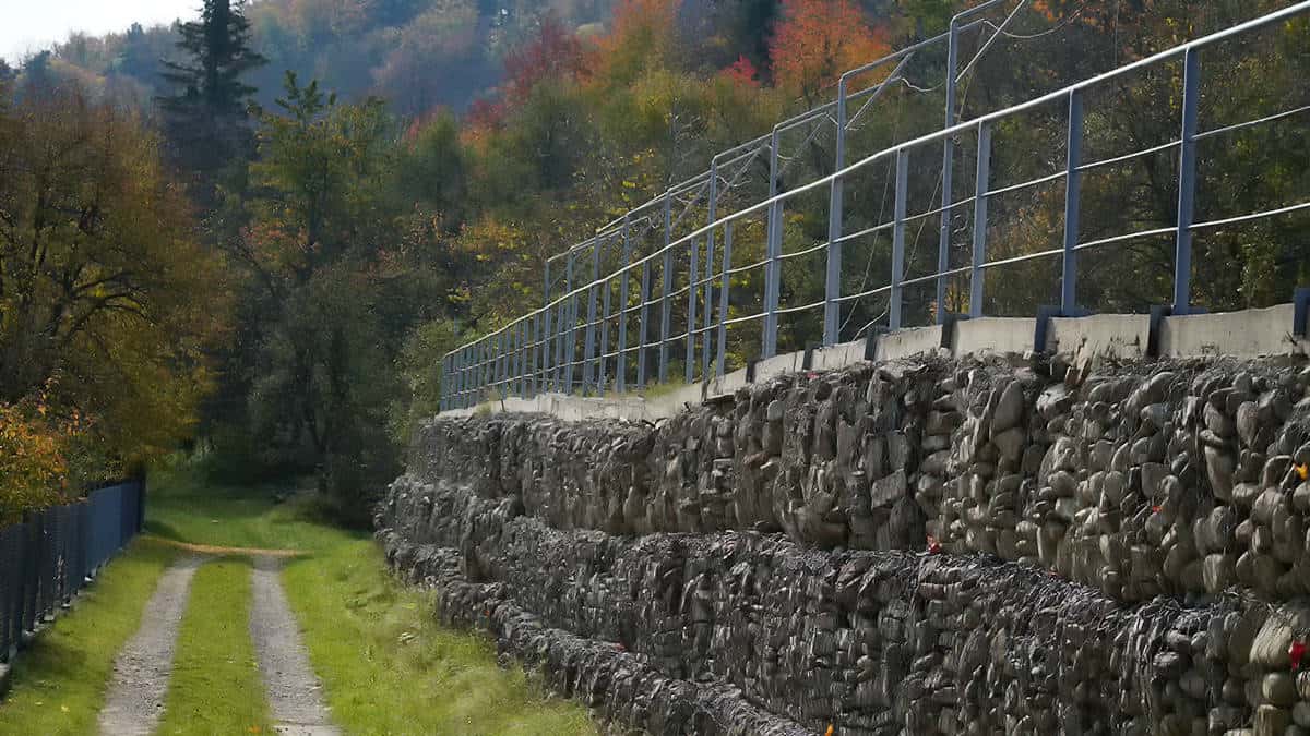 Pielęgnacja ogrodzeń gabionowych