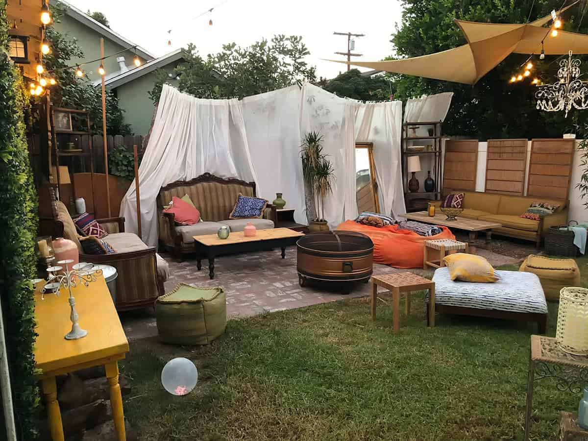 Chaotycznie urządzone patio i taras na zewnątrz domu