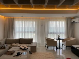 Nowoczesne mieszkanie w stylu Quiet Luxury – jak dobrać zasłony?