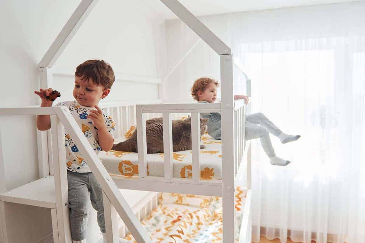 Łóżko czy kanapa – co sprawdzi się w sypialni dziecka?