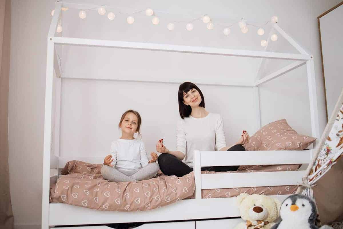 Łóżko czy kanapa – co sprawdzi się w sypialni dziecka?