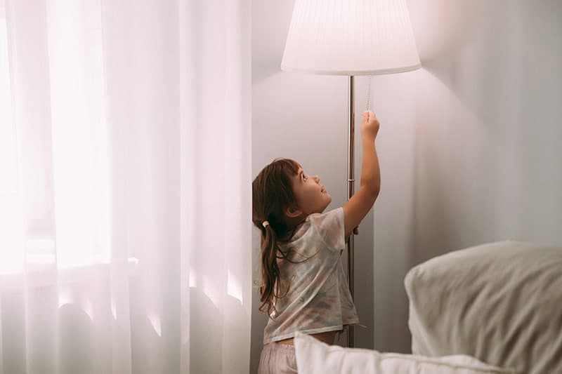 lampy stojące Lampy stojące: rodzaje, cena i parametry lamp podłogowych