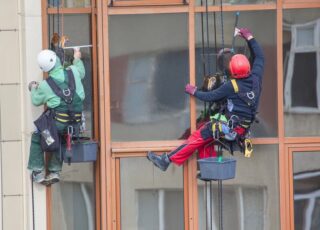 Czysty dach i błyszczące szyby? Usługi alpinistyczne w służbie estetyki domu