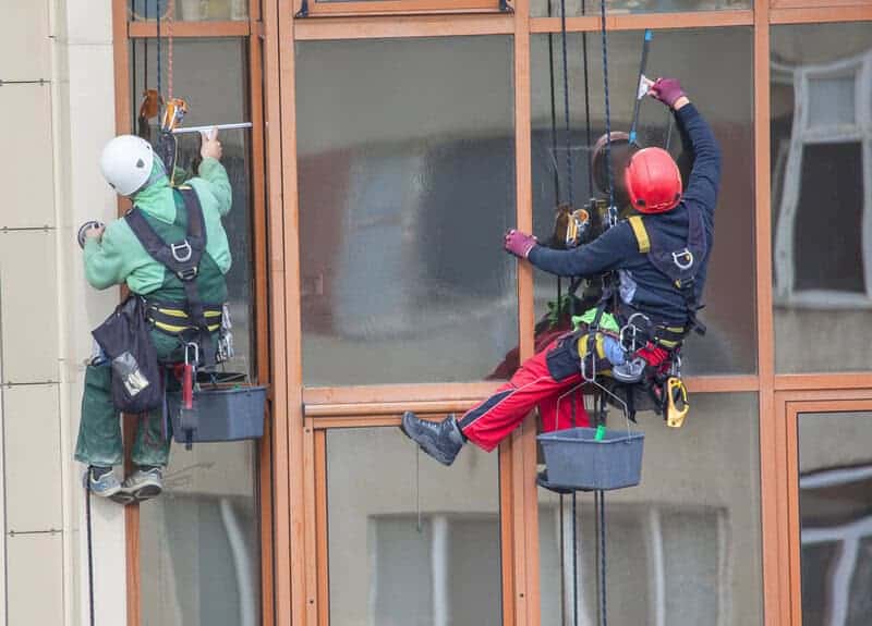 Czysty dach i błyszczące szyby? Usługi alpinistyczne w służbie estetyki domu