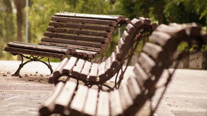 Ławki parkowe a komfort użytkowników – co wpływa na wygodę i bezpieczeństwo? | BLOG BUDOWLANY