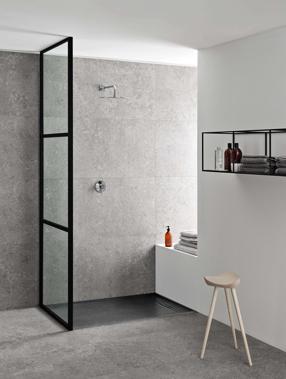 Wanna czy kabina prysznicowa? Rozwiążmy odwieczny dylemat | BLOG BUDOWLANY Prysznic walk-in ze ścianką prysznicową i brodzikiem zlicowanym z podłogą