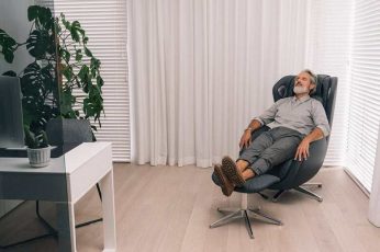 Home office i fotel masujący: domowe biuro z miejscem na regenerację | BLOG BUDOWLANY