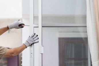 Jak samemu zamontować drzwi przesuwne i nie uszkodzić ściany? | BLOG BUDOWLANY