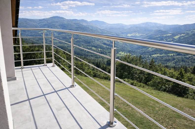 Balustrada balkonowa do samodzielnego montażu – ile można zaoszczędzić i na co zwrócić uwagę? | BLOG BUDOWLANY Balustrada balkonowa do samodzielnego montażu – ile można zaoszczędzić i na co zwrócić uwagę? | BLOG BUDOWLANY