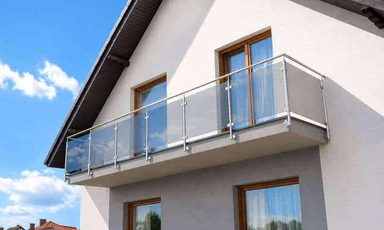 Balustrada balkonowa do samodzielnego montażu – ile można zaoszczędzić i na co zwrócić uwagę? | BLOG BUDOWLANY Balustrada balkonowa do samodzielnego montażu – ile można zaoszczędzić i na co zwrócić uwagę? | BLOG BUDOWLANY